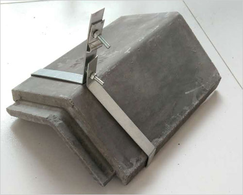 避雷針支架 避雷針支架要根據避雷帶敷設部位的不同,支持件一般可分為女兒墻上避雷帶支架,屋面預制混凝土制作安裝及屋脊上支架.