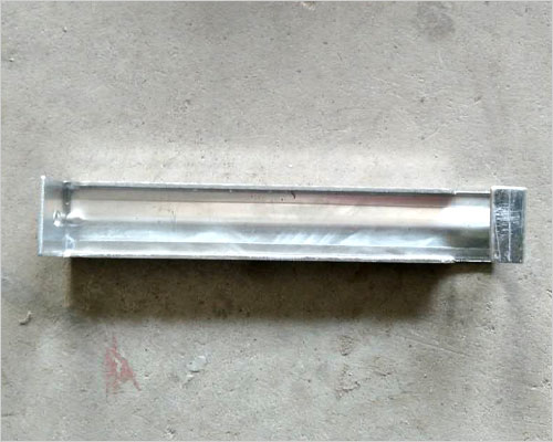 吊接器 吊接器設計簡潔,安裝簡單,安穩(wěn)耐用.其豐富的色彩,金屬的質感,優(yōu)美的造型為建筑物帶來強烈的表現力.